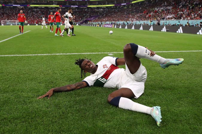 DOHA, QATAR - 10 DE DICIEMBRE: Rafael Leao de Portugal se encuentra en el campo durante el partido de cuartos de final de la Copa Mundial de la FIFA Qatar 2022 entre Marruecos y Portugal en el Estadio Al Thumama el 10 de diciembre de 2022 en Doha, Qatar. Foto: Francois Nel/Getty Images.