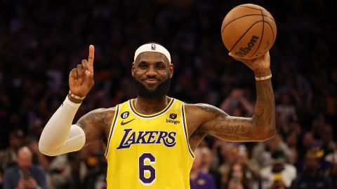 LeBron James jugará su temporada número 21 en la NBA.