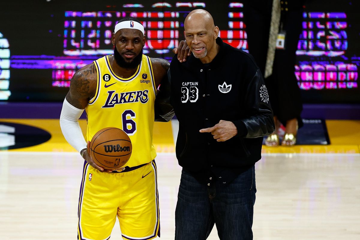 Kareem Abdul-Jabbar (d) posa junto a LeBron James.