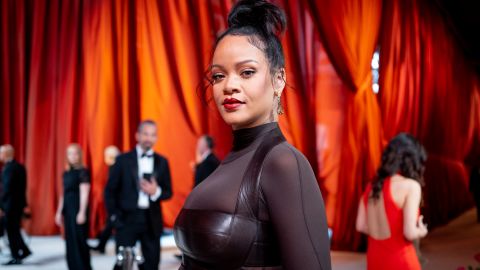 Rihanna posó para una sesión de fotos de su marca con un conjunto lencero.