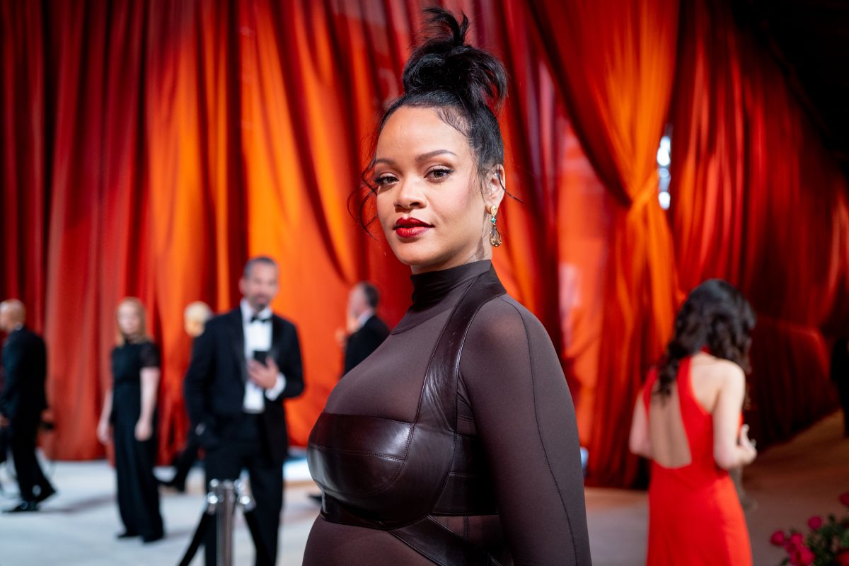 Rihanna posó para una sesión de fotos de su marca con un conjunto lencero. 