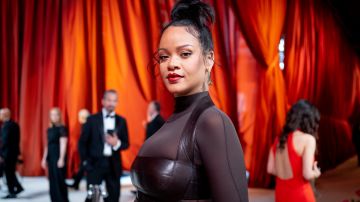 Rihanna posó para una sesión de fotos de su marca con un conjunto lencero.