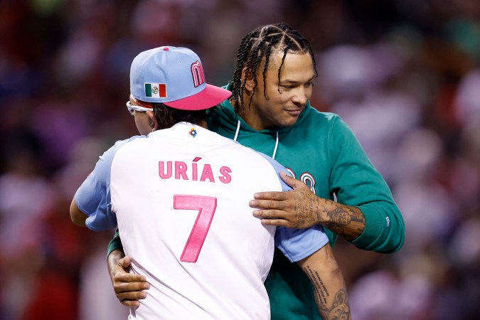 Julio Urías luciendo uniforme de México en el Clásico Mundial de Béisbol 2023. Foto:Chris Coduto/Getty Images.