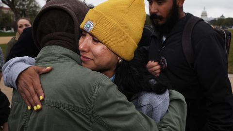 Kimberly Mata-Rubio (c) y Félix Rubio, padres de Alexandra “Lexi” Rubio, en un evento sobre control de armas en el National Mall el 24 de marzo de 2023.