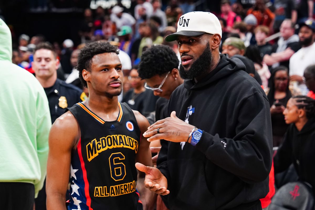 LeBron James (d) con su hijo Bronny James.