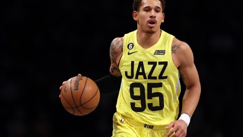 Juan Toscano-Anderson uniformado con los colores del Utah Jazz.