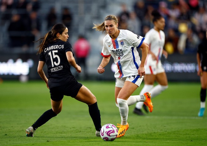 Scarlett Camberos con su nuevo equipo tras dejar Club América debido a esa situación de acoso. Foto: Ronald Martinez/Getty Images.