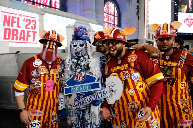 Aficionados de los Washington Commanders.