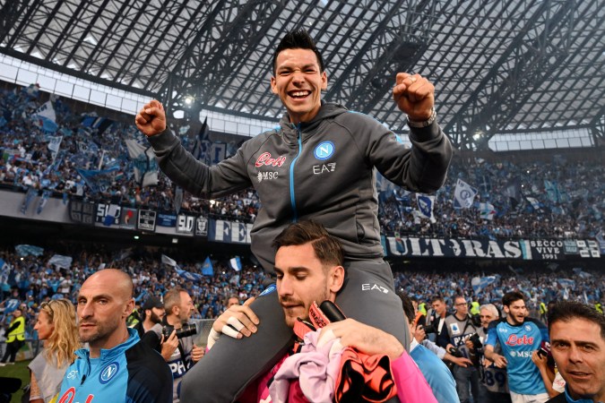 Lozano celebrando el título con el Napoli.