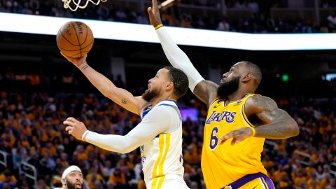 Stephen Curry se disputa un balón con LeBron James.