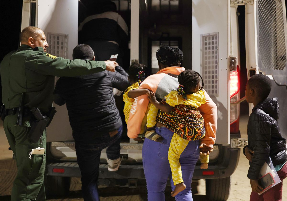 Cruces de migrantes en frontera con México llega al nivel más bajo en lo del gobierno de Biden