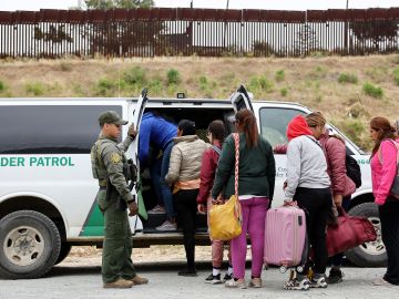 Cruces de migrantes en frontera con México llega al nivel más bajo en lo del gobierno de Biden