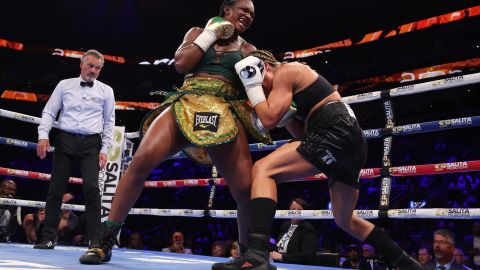 Claressa Shields en combate contra Maricela Cornejo.