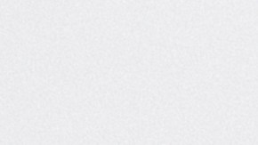Una familia que busca asilo mira a través de la cerca de alambre de púas después de cruzar ilegalmente el Río Grande hacia Estados Unidos el 14 de junio de 2023 en Eagle Pass, Texas.