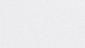 Una familia que busca asilo mira a través de la cerca de alambre de púas después de cruzar ilegalmente el Río Grande hacia Estados Unidos el 14 de junio de 2023 en Eagle Pass, Texas.