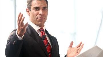 El alcalde de Miami, Francis Suárez, es el primer hispano que entra en campaña para las elecciones presidenciales de 2024.