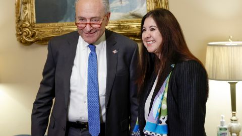 El líder de la mayoría en el Senado, Chuck Schumer, y la Dra. Adriana Kugler.