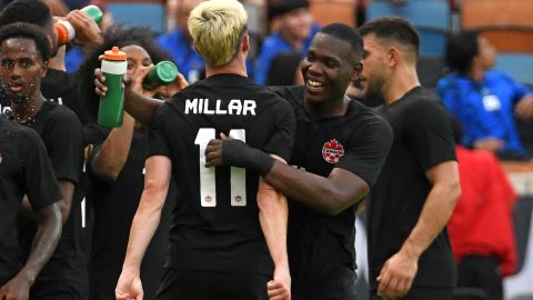 Jugadores de Canadá celebrando gol ante Cuba.