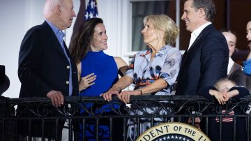 El presidente Joe Biden y la primera dama Jill Biden junto a sus hijos Ashley y Hunter, en un evento en la Casa Blanca.