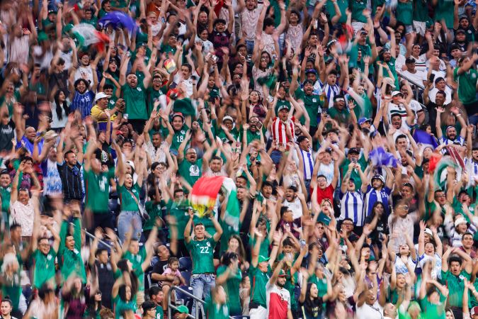 Fans mexicanos en el NRG Stadium en la Copa Oro.