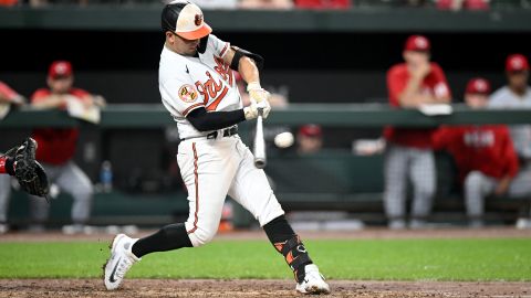 Ramón Urías con el uniforme de los Orioles de Baltimore.