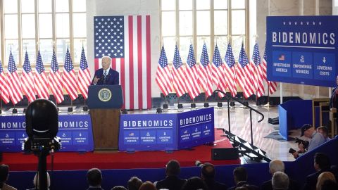 La políticas económicas del presidente Biden han beneficiado a la población latina.