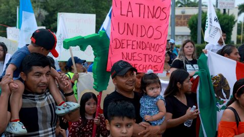 Cientos participan en una marcha en protesta por la ley antiinmigrante de Florida.