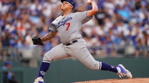 Julio Urías en acción durante su regreso a la loma con los Dodgers.