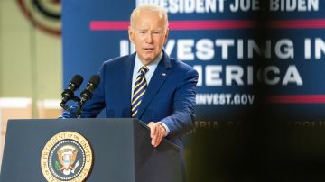 El presidente Joe Biden habla sobre su plan económico en la planta de fabricación de Flex LTD en Carolina del Sur.