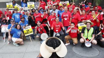 Cientos de trabajadores en hoteles del sur de California se van a huelga; exigen mejores salarios y beneficios