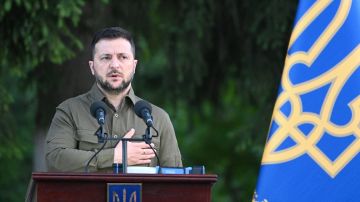 Zelensky,canta el himno nacional de Ucrania en el evento por el regreso de los comandantes que sostuvieron la resistencia de Mariupol.