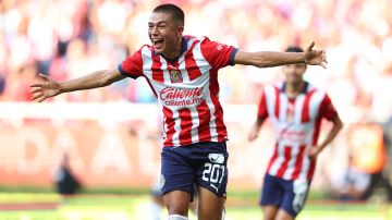 El joven Yael Padilla celebra su gol con Chivas al San Luis.