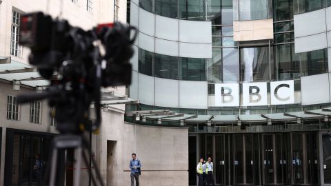BBC suspende a un presentador tras acusaciones de que le pagó a un adolescente por fotos sexualmente explícitas