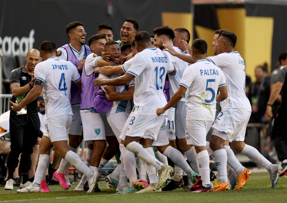 Jugadores de Guatemala celebrando pase a los cuartos de final de la Copa Oro 2023. Foto: Elsa/Getty Images.  