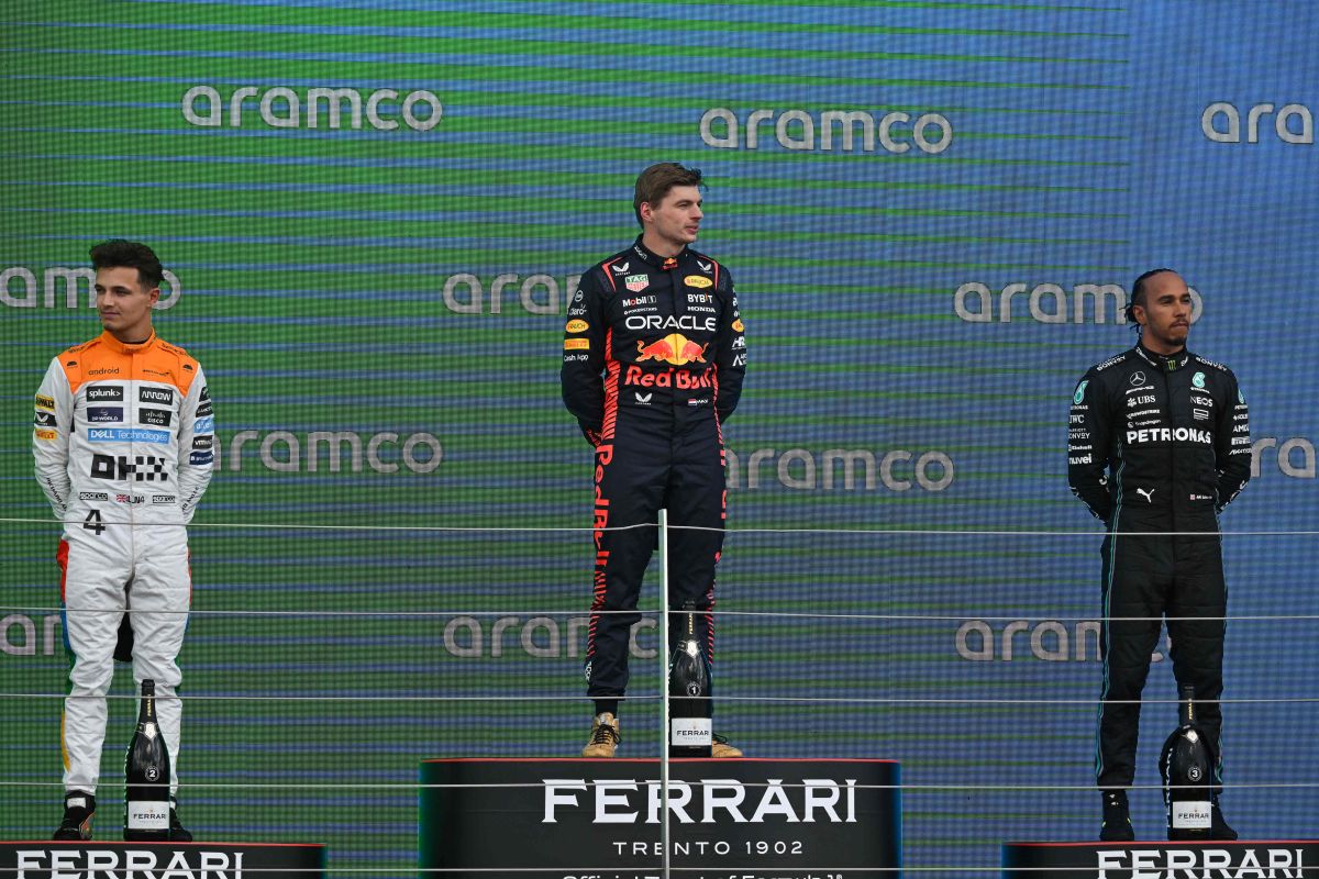 Lando Norris, Max Verstappen y Lewis Hamilton en el podio.