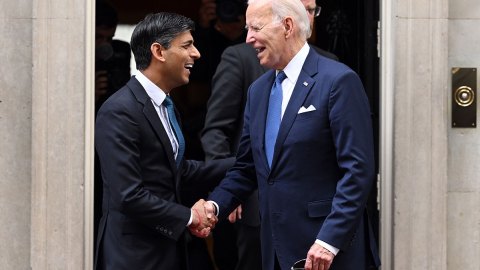 Joe Biden y Rishi Sunak abordan en Londres la evolución de la contraofensiva en Ucrania