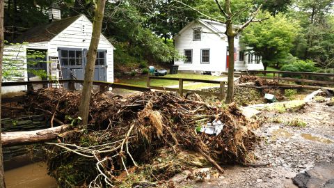 Una mujer murió y más de 13,000 personas se quedaron sin electricidad tras inundaciones en Nueva York