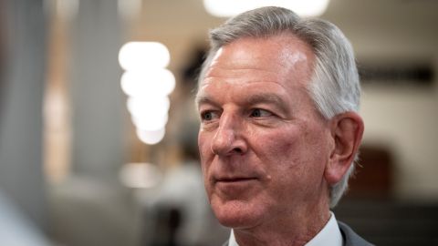 El senador Tommy Tuberville se opone a que el Pentágono garantice a sus miembros el acceso al aborto.