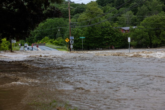 Inundaciones en Vermont dejaron tramo de las vías del tren colgando en el aire