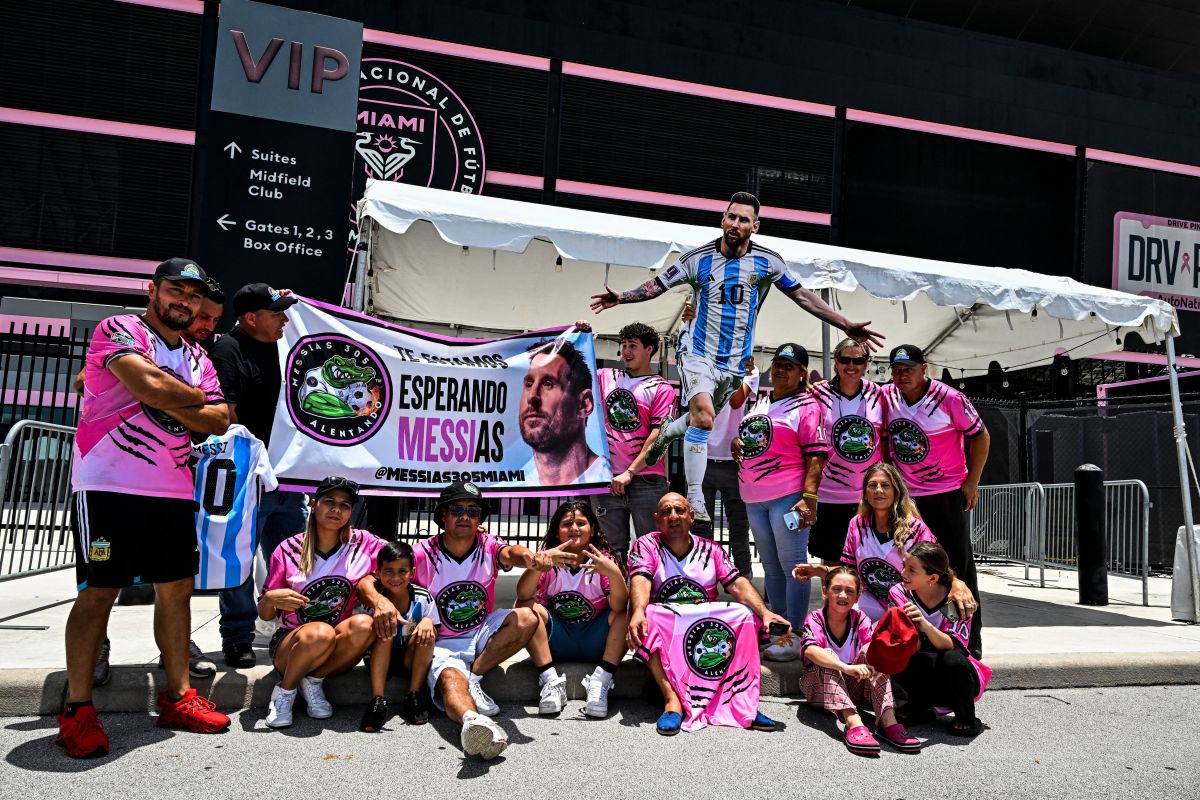 Fans de Messi aguardan la llegada del argentino.