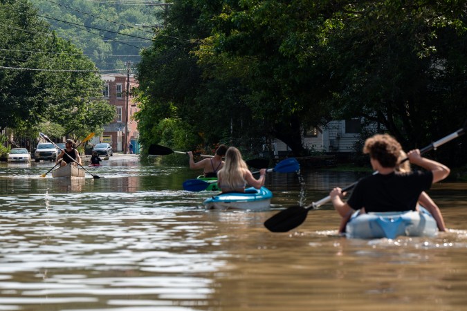 Inundaciones en Vermont dejaron tramo de las vías del tren colgando en el aire