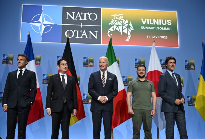 Los presidentes de Francia, Japón, Estados Unidos, Ucrania y Canadá posan durante el anuncio de la Declaración Conjunta de Apoyo a Ucrania.