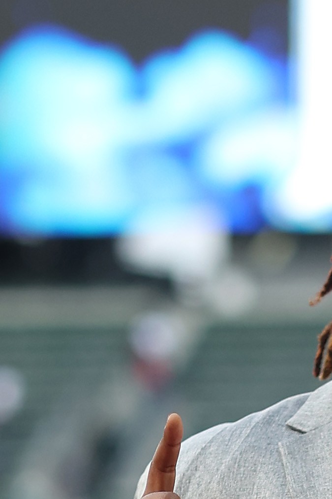 Vladimir Guerrero Jr. #27 de los Toronto Blue Jays posa para fotos con su trofeo después de ganar el T-Mobile Home Run Derby en T-Mobile Park el 10 de julio de 2023 en Seattle, Washington. Foto: Tim Nwachukwu/Getty Images.
