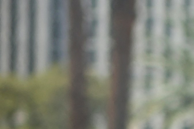 Un peatón se refresca con los aspersores de agua en las aceras durante una ola de calor en Las Vegas, Nevada, el 14 de julio de 2023.