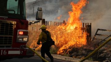 Un bombero cerca de las llamas del incendio de Rabbit en Moreno Valley, California, el 15 de julio de 2023.