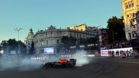 Sergio Pérez durante el evento de exhibición en las calles de Madrid.