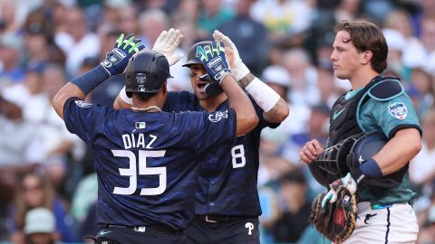 Elías Díaz y Nick Castellanos celebrando el cuadrangular que le entregó la victoria a la Nacional.