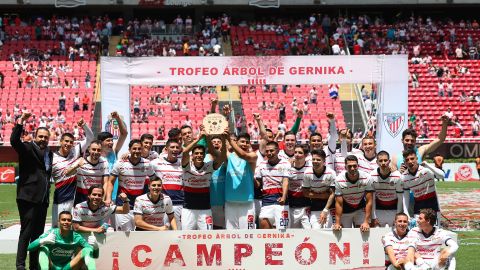 Jugadores de las Chivas celebrando su titulo de campeón ante Athletic Club de Bilbao.