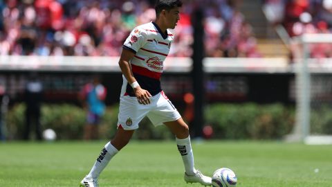 Erick Gutiérrez con la playera de Chivas.