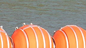 Las enormes boyas naranja ya se ubican en un área que comprende cerca de mil pies